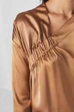 Laden Sie das Bild in den Galerie-Viewer, Adeena Stretch Glanz-Top Haselnuss
