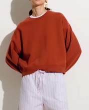 Laden Sie das Bild in den Galerie-Viewer, INEA Sweatshirt, Redmuse
