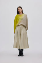 Laden Sie das Bild in den Galerie-Viewer, JASMIN Cross Dye Boxy-Pullover, Limeade Pelikan-Kombination
