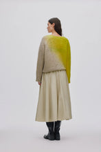 Laden Sie das Bild in den Galerie-Viewer, JASMIN Cross Dye Boxy-Pullover, Limeade Pelikan-Kombination
