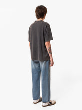 Laden Sie das Bild in den Galerie-Viewer, Koffe Trummor T-Shirt Anthrazit
