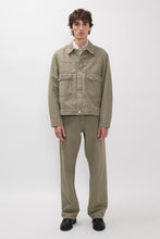 Laden Sie das Bild in den Galerie-Viewer, Korshavn Relaxed 5 Pocket Resist Dyed Twill, Vetiver
