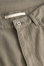 Laden Sie das Bild in den Galerie-Viewer, Korshavn Relaxed 5 Pocket Resist Dyed Twill, Vetiver
