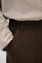 Laden Sie das Bild in den Galerie-Viewer, Kvitfjell Relaxed Cotton Wool Herringbone Hose, Delicioso Brown
