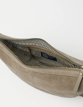 Laden Sie das Bild in den Galerie-Viewer, Leo Midi Crossbody Strap, Clay Suede
