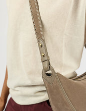 Laden Sie das Bild in den Galerie-Viewer, Leo Midi Crossbody Strap, Clay Suede
