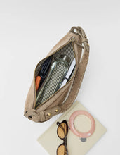 Laden Sie das Bild in den Galerie-Viewer, Leo Midi Crossbody Strap, Clay Suede

