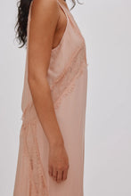 Laden Sie das Bild in den Galerie-Viewer, Lilou Sheer-Kleid mit Spitzeneinsätzen, Blush
