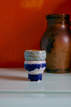 Laden Sie das Bild in den Galerie-Viewer, 70er-Jahre-Keramik-Lungo-Becher (2er-Set), symbolistisch
