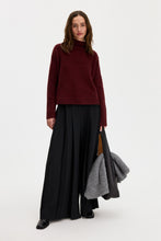 Laden Sie das Bild in den Galerie-Viewer, Mika Yak Funnelneck Sweater, Mahogany Red
