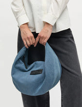 Laden Sie das Bild in den Galerie-Viewer, Morrigan Denim Umhängetasche, Washed Blue
