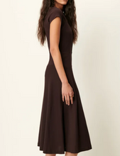 Laden Sie das Bild in den Galerie-Viewer, NEA Kleid, Ganache
