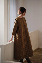 Laden Sie das Bild in den Galerie-Viewer, PAMALA Tech quilt dress, Chestnut
