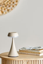 Laden Sie das Bild in den Galerie-Viewer, Pepple Tragbare Lampe, Wiederaufladbar
