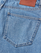 Laden Sie das Bild in den Galerie-Viewer, Robyn Jeans-Shorts, Blue Vintage
