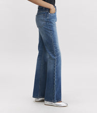 Laden Sie das Bild in den Galerie-Viewer, Romy jeans, Washed indigo
