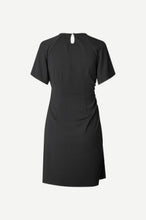 Laden Sie das Bild in den Galerie-Viewer, Saalbero kurzes Kleid 15455 Schwarz
