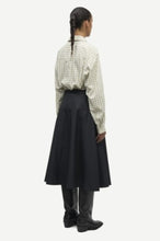 Laden Sie das Bild in den Galerie-Viewer, Saalesso skirt 15902, Black
