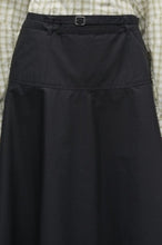Laden Sie das Bild in den Galerie-Viewer, Saalesso skirt 15902, Black
