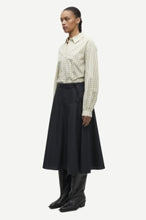 Laden Sie das Bild in den Galerie-Viewer, Saalesso skirt 15902, Black
