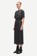 Laden Sie das Bild in den Galerie-Viewer, Sauma ss Kleid 10167 Grau Nadelstreifen
