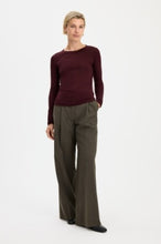 Laden Sie das Bild in den Galerie-Viewer, Scooped Longsleeve Top, Dark Burgundy
