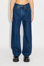 Laden Sie das Bild in den Galerie-Viewer, Skew Twisted Barrel Jeans Dunkle Indigo-Waschung
