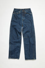 Laden Sie das Bild in den Galerie-Viewer, Skew Twisted Barrel Jeans Dunkle Indigo-Waschung

