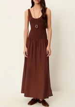 Laden Sie das Bild in den Galerie-Viewer, SOLAO Kleid, Brownwhisky
