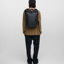 Laden Sie das Bild in den Galerie-Viewer, STREAM Slim Rolltop Rucksack L Schwarz
