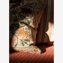 Laden Sie das Bild in den Galerie-Viewer, Suzani embroidered cushion cover 50x50, Sand/ruby wine

