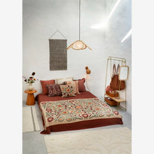 Laden Sie das Bild in den Galerie-Viewer, Suzani embroidered cushion cover 50x50, Sand/ruby wine
