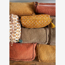 Laden Sie das Bild in den Galerie-Viewer, Quilted Velvet Washbag, Brick
