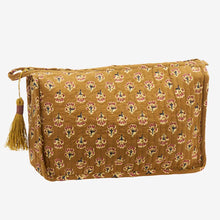 Laden Sie das Bild in den Galerie-Viewer, Quilted cotton washbag, Caramel
