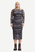 Laden Sie das Bild in den Galerie-Viewer, Kleid Josie Allover-Print 8211 Grey Tide
