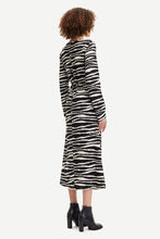 Laden Sie das Bild in den Galerie-Viewer, Agneta Kleid AOP 14201 Zebra
