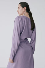 Laden Sie das Bild in den Galerie-Viewer, Abendkleid Lavendel
