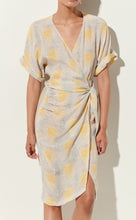 Laden Sie das Bild in den Galerie-Viewer, SISTA SARI Kleid Sweet Paraiso
